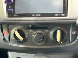寒い冬も暑い夏も全席に快適な空調を届けてくれる、ダイヤル式エアコンを装備♪