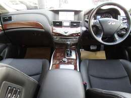 黒ベースの落ち着いたコクピット。上質感あります