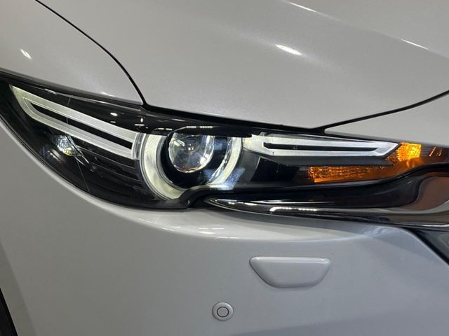 【LEDヘッドライト】悪天候や夜間走行時も良好な視界を確保し安心して運転できる高輝度LEDヘッドライトを装備！点灯速度が早く、消費電力も抑えられています。