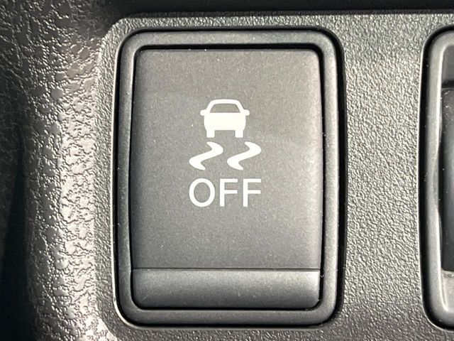 【横滑り防止装置】車両の横滑りを感知すると、自動的に車両の進行方向を保つように車両を制御します。雨の日など滑りやすい路面状況でも安全な運転が可能です。