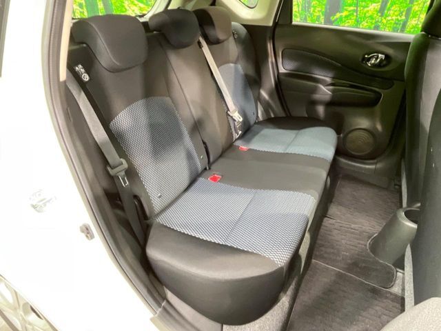 後部座席も気になるようなキズ・汚れやへたり等、大きなダメージはなく、良好な状態です。