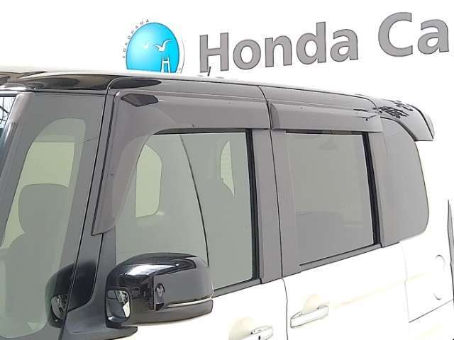 車内の空気の入れ替えだけでなく、雨天時の雨の入り込みや紫外線防止にも役立つドアバイザー装着済みです。