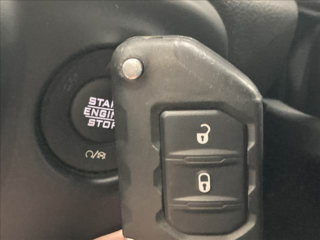 【スマートキー】車内へのアクセスやエンジン始動が楽々に行える今や必須アイテムのキー複製防止の「イモビライザー」まで備わっております。