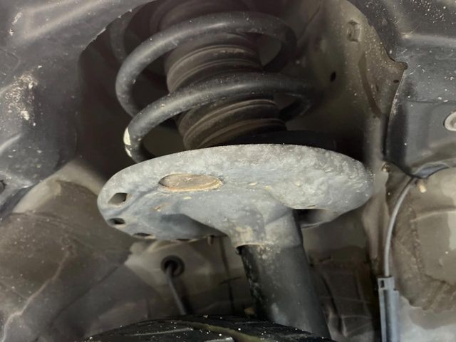 お車を安心してお乗りいただく為には、足回りの定期点検が欠かせません。サービスサポート（有償保証）では無料点検もご提供しており、安心のカーライフをお過ごしいただけるサポート体制が整っています。