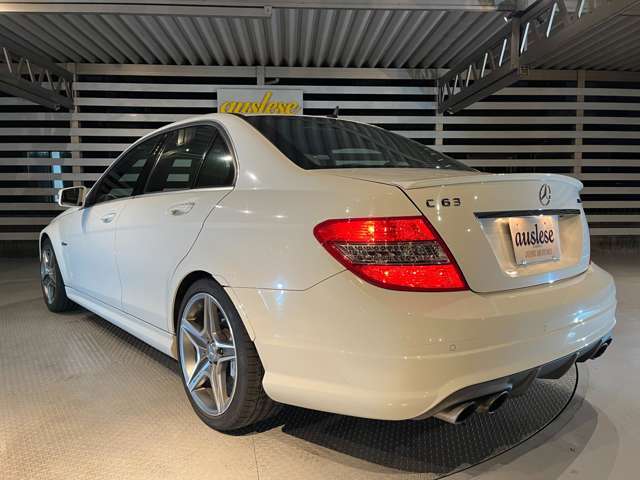 販売する立場の私達でさえ、こんなにも走行距離の少ないC63がまたお店に並べられるとは想像していませんでした。