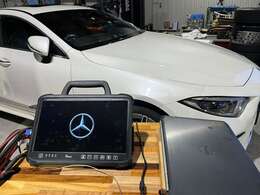 メルセデス純正テスターを使用した納車前点検整備を行います。これがないと始まらない整備もご用命ください！経年車両のため保証はつきませんが、納車前点検整備はしっかりと対応します