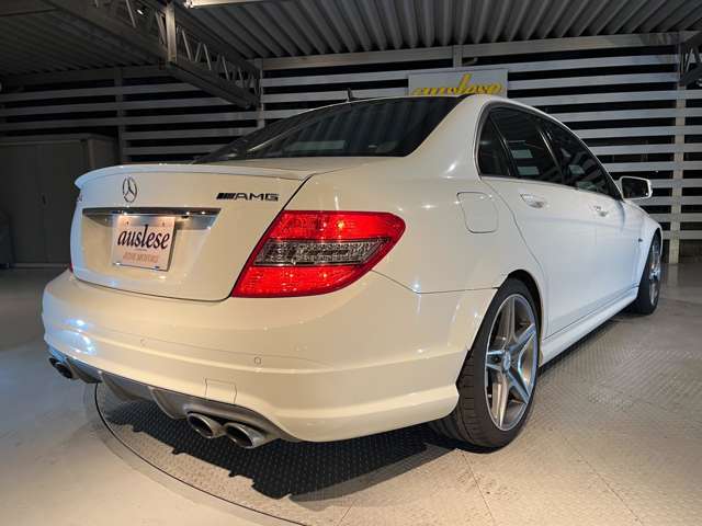 左右2本ずつ、計4本のマフラーエンドはこの車がすごいことを如実に表しています。自動車にあまり興味のない人にも特別さは感じられるようです