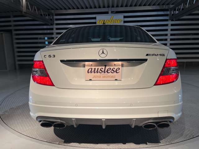 形も機能も大きく変化した自動車ですが、Cクラスの小さなボディに大きな排気量のV8エンジンを載せて量産されるとは夢のような話でした