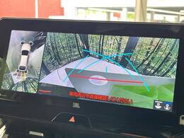 【マルチテレインモニター】車のフロントやサイドのカメラ画像を同時にモニター表示することで、悪路や狭い道を走行時でも周囲の状況確認ができ安心！本格SUVにうれしい装備です♪