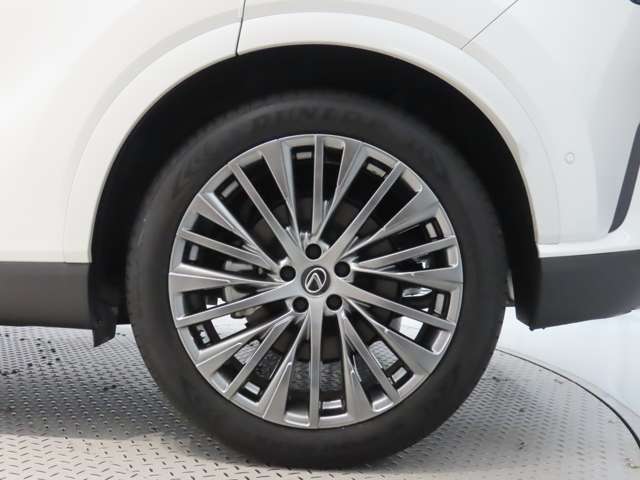 【タイヤ・ホイール】CPO(認定中古車）は4mm以上の残溝や安全安心にお乗りいただくために入念な点検をさせていただいております。