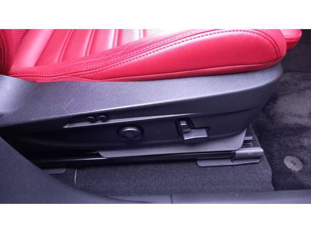 運転席のパワーシートはメモリー付きでセットしていればご自身位置もワンタッチです。冬場にはシートヒーターもついているのでドライブも楽しくなります♪