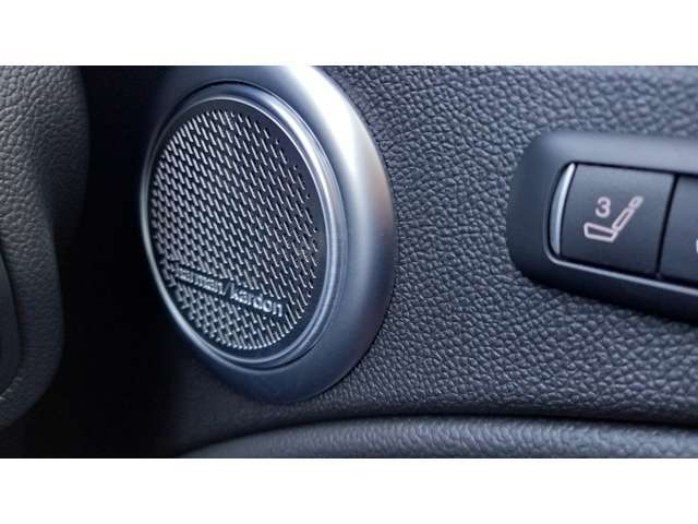 運転席、助手席のドアにハーマンカードンの高品質オーディオシステム搭載