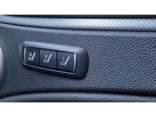 運転席のパワーシートはメモリー付きでセットしていればご自身位置もワンタッチです。冬場にはシートヒーターもついているのでドライブも楽しくなります♪