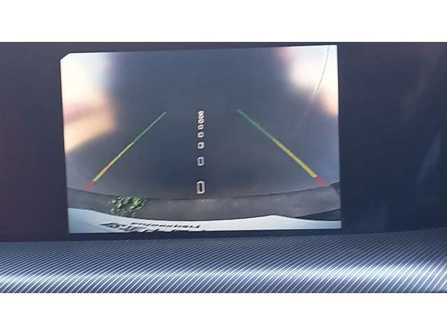 バックカメラ付きで車庫入れ等が苦手な方には便利な機能です♪