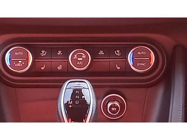オートエアコンで車内の温度も心地よく左右独立で便利です♪