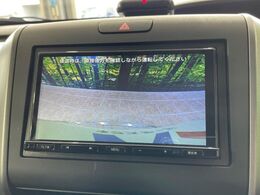 【バックカメラ】駐車時に後方がリアルタイム映像で確認できます。大型商業施設や立体駐車場での駐車時や、夜間のバック時に大活躍！運転スキルに関わらず、今や必須となった装備のひとつです！
