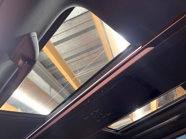 【ガラスルーフ】ガラスルーフ搭載で車内の解放感が一気にアップ！開放的なドライブをお楽しみいただけます。