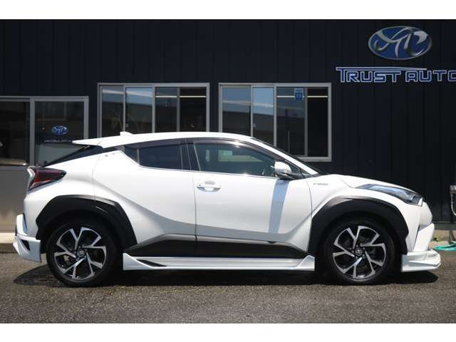 高効率・小型・軽量化を追求した1.8L 直列4気筒DOHCハイブリッドシステム搭載の「G」。