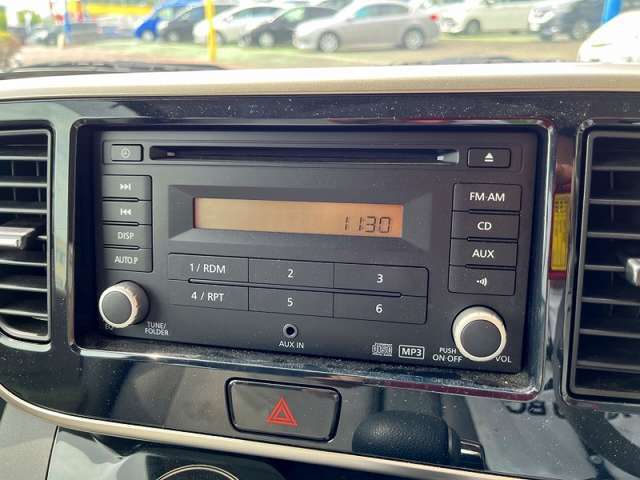 CDデッキ装備です。ナビ等の取り付けもご相談下さい。