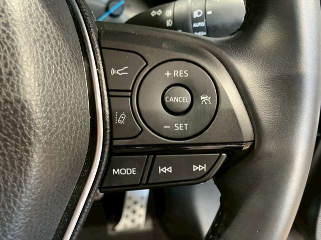 【レーダークルーズコントロール】ミリ波レーダーが車間距離を測って設定車速内で車速に比例した車間距離を保ちながら追従走行する装置で近づきすぎたときは自動でブレーキし、離れすぎたときには自動増速もする。