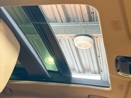 【サンルーフ】開放感たっぷりの希少装備、サンルーフが装着されています！車内に明かりを取り入れたり景色を楽しむ以外にも、車内の空気も簡単に換気できて快適です！