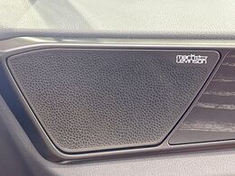 【Mark　Levinson】メーカーオプションの高品位サウンドシステムを搭載。専用のチューニングが施された大小様々なスピーカーから良質なサウンドが奏でられ、臨場感あふれる音響空間を演出します。