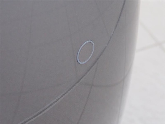 コーナーセンサーを車の前後に装備。障害物までの距離に応じて警告音を変えてお知らせ。縦列駐車時や駐車場・車庫などでの取り回しをサポートします。詳細は販売店スタッフまでおたずねください。