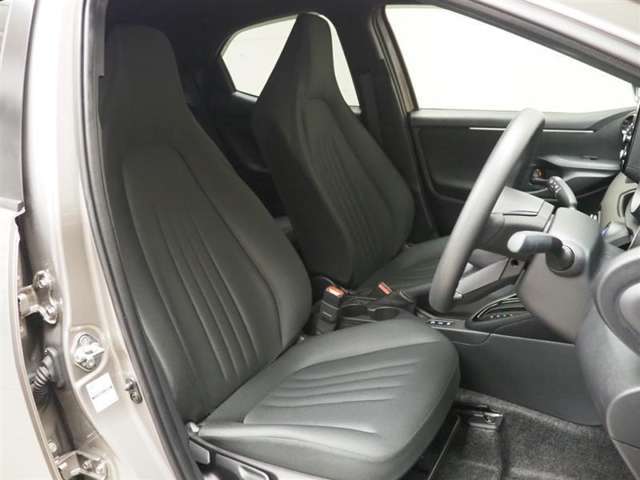 高いホールド性で運転姿勢が安定します。長距離ドライブでも疲れにくいのが魅力です。快適なドライビングライフをお送りください♪