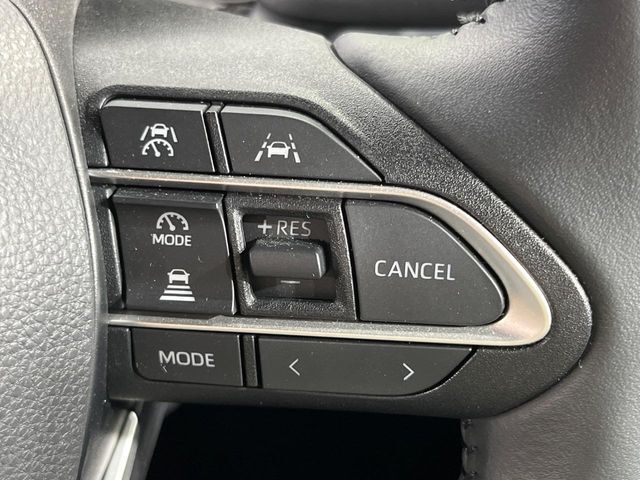 【レーダークルーズコントロール】高速道路での長距離走行が楽に！！自動で速度を保つクルーズコントロールが、衝突軽減システムと連携し、前方の車両を感知して車間を保つように速度調節してくれます！！