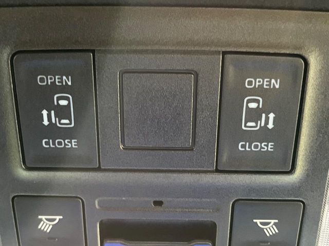 【両側パワースライドドア】スマートキーや運転席のスイッチで後席両側スライドドアの開閉が可能♪電動だから力を入れてドアを開ける必要が無く、小さなお子様でも簡単に開け閉めでき快適です♪