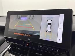 【パノラミックビューモニター】クルマを真上から見下ろした視点で駐車をサポートします。クルマの斜め後ろや真横など、いち早く障害物に気が付くことができます。