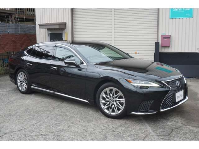 ボディーカラーは『グラファイトブラックガラスフレーク』になります。光の加減でキラキラと煌めく綺麗なブラックです。