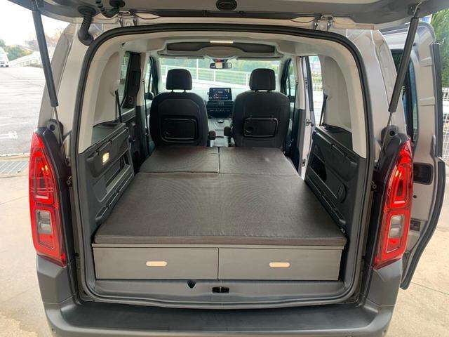 車内でも足を延ばして就寝することが可能です☆