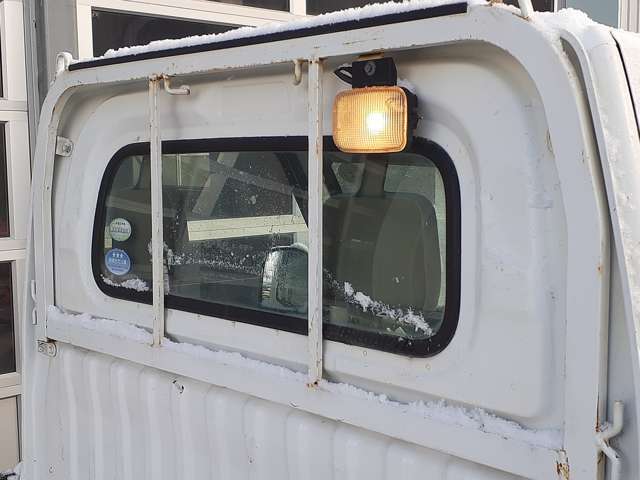 荷台に作業灯標準装備です。ニュ-トラルにすると点灯可能なので、降車前に点灯も可能です。