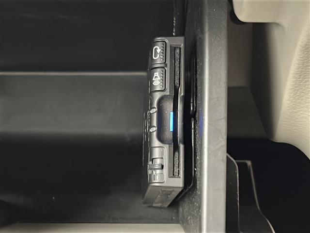 【ETC】有料道路を利用する際に料金所で停止することなく通過できる、ETC車載器（ノンストップ自動料金収受システム機器）が装備されています。セットアップを行うことで利用可能になります。