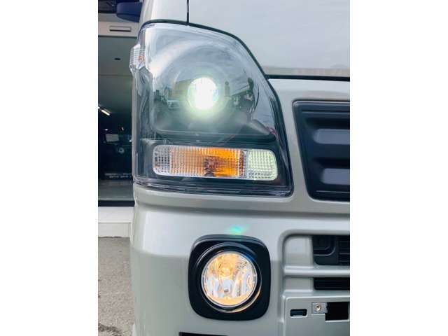 LEDヘッドライトで夜も明るく安心して運転できます！