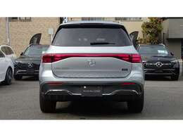 実用的な開口部をもつテールゲートを備えたEQB後部のワイド感を、リアコンビネーションランプが際立たせています。