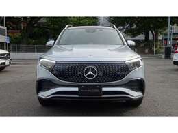 スターパターンをあしらったフロントグリル、ヘッドライトをつなぐ横長のLEDライトによって、ワイド感が際立つフロントデザインです。