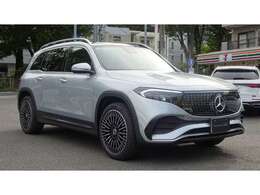 SUVとしての高い機能性を想起させるスクエアなフォルムと、広々とした室内を実現するロングホイールベースを採用