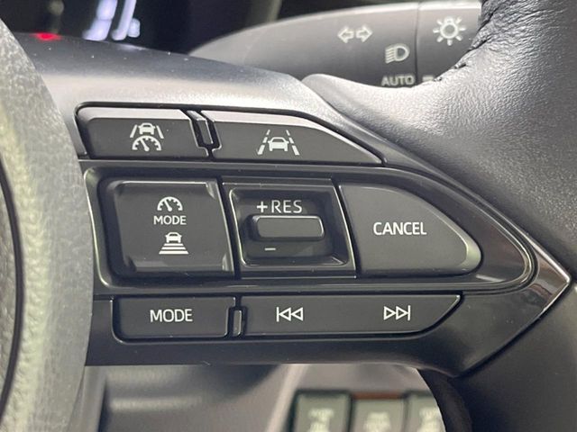 【レーダークルーズコントロール】高速道路での長距離走行が楽に！！自動で速度を保つクルーズコントロールが、衝突軽減システムと連携し、前方の車両を感知して車間を保つように速度調節してくれます！！