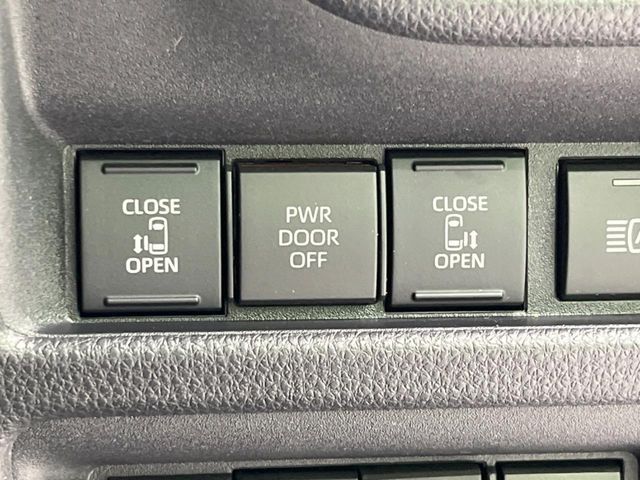 【両側パワースライドドア】スマートキーや運転席のスイッチで後席両側スライドドアの開閉が可能♪電動だから力を入れてドアを開ける必要が無く、小さなお子様でも簡単に開け閉めでき快適です♪