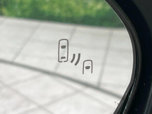 【ブラインドスポットモニター】走行中、ドアミラーの死角になりやすい箇所に後続車が接近するとサイドミラーのレンズに警告を表示！ドライバーに注意喚起をしてくれます。