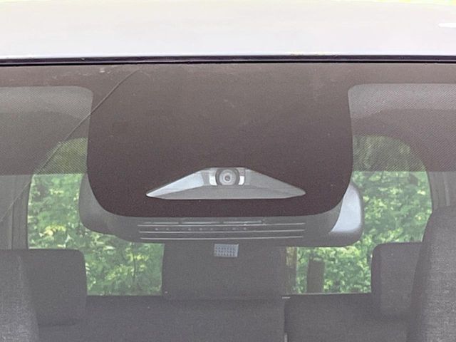 【トヨタセーフティセンス】走行中に前方の車両等を認識し、衝突しそうな時は警報とブレーキで衝突回避と被害軽減をアシスト。より安全にドライブをお楽しみいただけます。