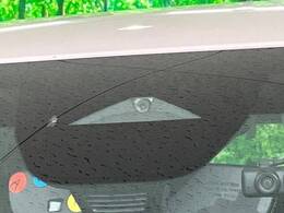 【スマートブレーキサポート】走行中に前方の車両等を認識し、衝突しそうな時は警報とブレーキで衝突回避と被害軽減をアシスト。より安全にドライブをお楽しみいただけます。
