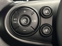 ●レーダークルーズコントロール：前の車との車間距離を一定にとりつつ、一定速度で自動走行してくれる次世代のクルーズコントロール！主に高速道路や自動車専用道路で使用する便利な機能です！