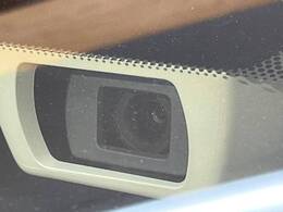 【アイサイトVer3】前方の車両等を検知し、衝突しそうな時は警報で注意を促し、ブレーキを踏む力をサポート。ブレーキを踏めなかった場合は衝突被害軽減ブレーキが作動、衝突回避をサポートします。