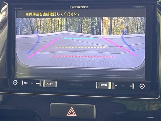 【バックカメラ】駐車時に後方がリアルタイム映像で確認できます。大型商業施設や立体駐車場での駐車時や、夜間のバック時に大活躍！運転スキルに関わらず、今や必須となった装備のひとつです！