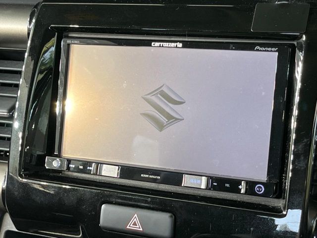 【メーカー純正ナビ】インテリアに溶け込むスタイリッシュな「専用設計」メーカーナビを装備♪視認性や操作性など基本性能にも優れ、より上質なカーライフをお楽しみいただけます。