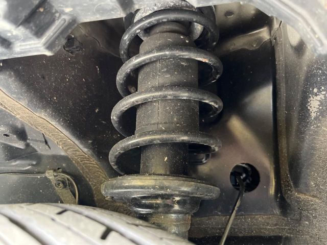 お車を安心してお乗りいただく為には、足回りの定期点検が欠かせません。サービスサポート（有償保証）では無料点検もご提供しており、安心のカーライフをお過ごしいただけるサポート体制が整っています。
