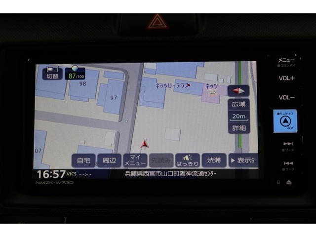 純正ナビを装備。初めての場所へのお出かけもナビがあると安心です。ハンズフリー通話に使えるBluetoothにも対応しています♪